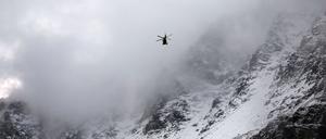 Nach dem Tod von mindestens drei deutschen Bergsteigern bei einem Lawinenunglück in Südtirol ist die Suche nach zwei Vermissten wieder aufgenommen worden. 