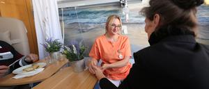 Palliativmedizinische Tagesklinik in Potsdam. Seit dem Frühjahr gibt es am St. Josefs als zweijähriges Erprobungsprojekt eine palliativmedizinische Tagesklinik. Anna Nickel betreut gerade eine Patientin, unter anderem mit Gesprächen und Handmassagen.
