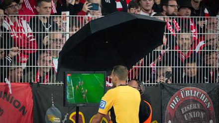 Nahm gleich zwei Treffer nach Video-Einsatz zurück: Schiedsrichter Sören Storks