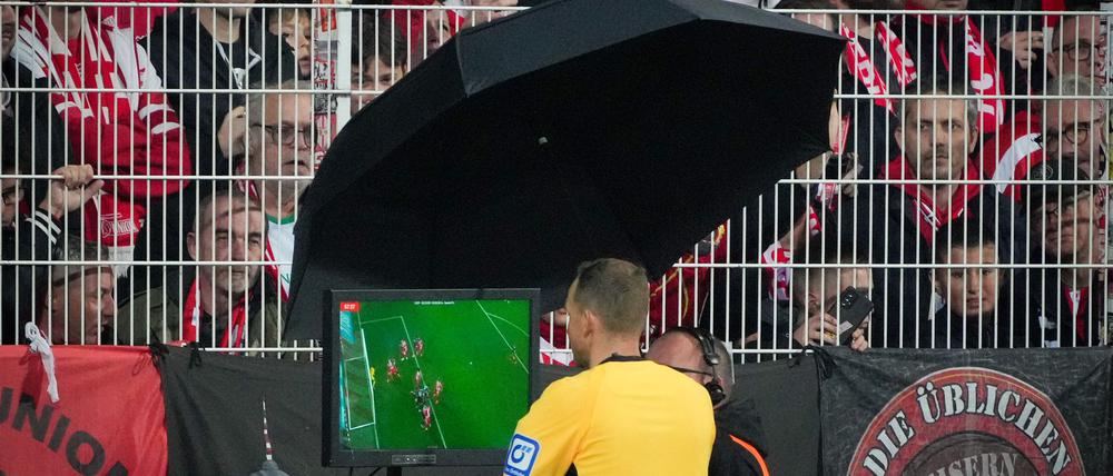 Nahm gleich zwei Treffer nach Video-Einsatz zurück: Schiedsrichter Sören Storks