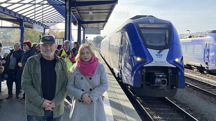 Dietmar Seefeldt von der „Kommunalen Arbeitsgemeinschaft Region Heidekrautbahn“ und Nicole Walter-Mundt.