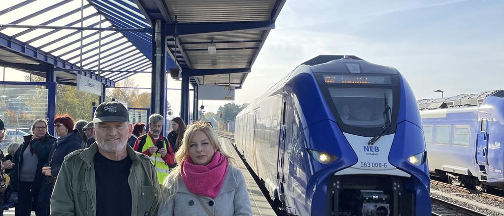 Dietmar Seefeldt von der „Kommunalen Arbeitsgemeinschaft Region Heidekrautbahn“ und Nicole Walter-Mundt. 