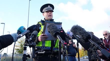 Police Superintendent John Loveless spricht in Huntingdon in Großbritannien zu Journalisten.