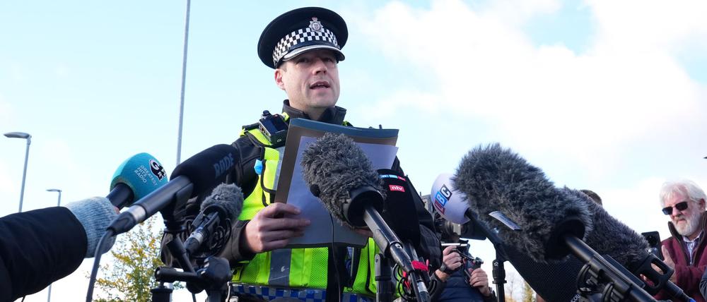 Police Superintendent John Loveless spricht in Huntingdon in Großbritannien zu Journalisten.