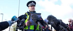 Police Superintendent John Loveless spricht in Huntingdon in Großbritannien zu Journalisten.