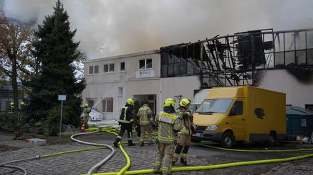 Feuerwehrleute haben bei einem mehrstündigen Großeinsatz in Berlin-Lichterfelde unter anderem den Brand in einer Lagerhalle gelöscht.  