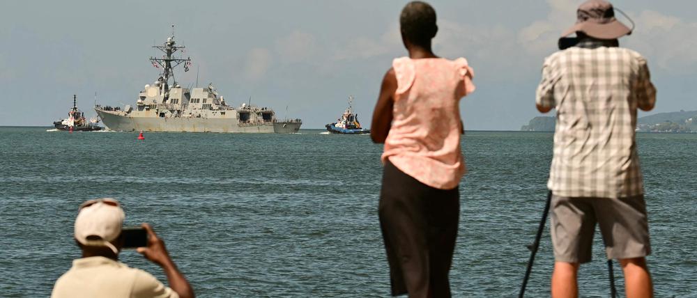 Schaulustige beobachten und fotografieren den Zerstörer USS Gravely, der einen Hafen von Trinidad und Tobago verlässt.