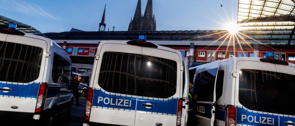 Am Kölner Bahnhof prügelten sich mehrere Fans von Schalke und Dortmund. (Archivbild)