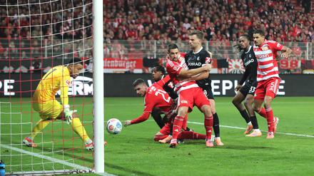 Unions Andrej Ilic (2. v. l.) erzielte doch nicht sein erstes Pflichtspieltor in dieser Saison.