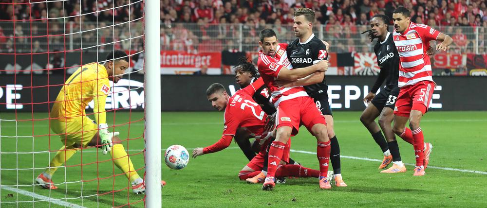 Unions Andrej Ilic (2. v. l.) erzielte doch nicht sein erstes Pflichtspieltor in dieser Saison.