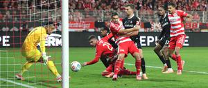Unions Andrej Ilic (2. v. l.) erzielte doch nicht sein erstes Pflichtspieltor in dieser Saison.