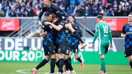 Paderborn jubelt über das Tor zum 1:0. 