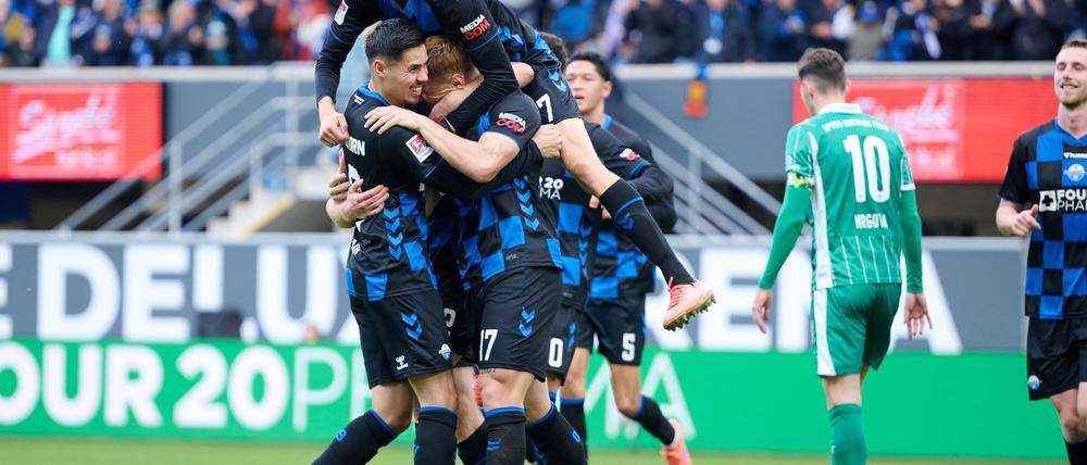 Paderborn jubelt über das Tor zum 1:0. 