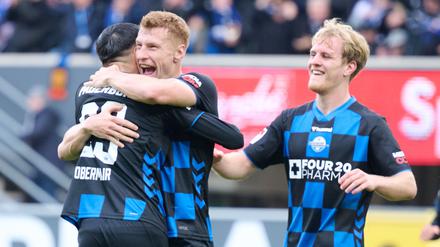 Zweimal Grund zur Freude: Paderborn ist neuer Tabellenführer.