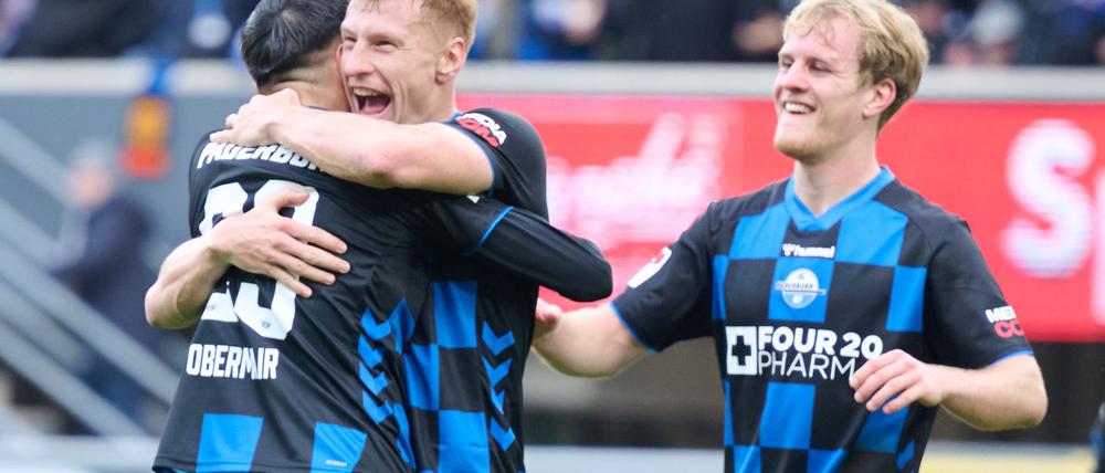 Zweimal Grund zur Freude: Paderborn ist neuer Tabellenführer.