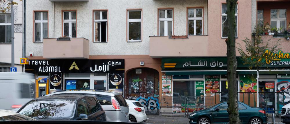 Gebäude und Geschäfte in der Sonnenallee in Berlin-Neukölln. Hier soll der verdächtige IS-Sympathisant gewohnt haben.