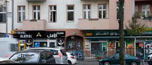 Gebäude und Geschäfte in der Sonnenallee in Berlin-Neukölln. Hier soll der verdächtige IS-Sympathisant gewohnt haben.