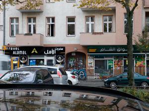 Gebäude und Geschäfte in der Sonnenallee in Berlin-Neukölln. Hier soll der verdächtige IS-Sympathisant gewohnt haben.