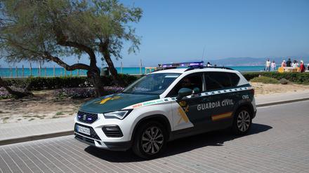 09.04.2025, Spanien, Palma: Eine Patrouille der Guardia Civil ist am Strand von Playa de Palma im Einsatz.
