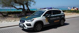 09.04.2025, Spanien, Palma: Eine Patrouille der Guardia Civil ist am Strand von Playa de Palma im Einsatz.