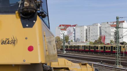 Erster symbolischer Spatenstich für den Wiederaufbau der A100-Brücke über die Berliner Ringbahn am Autobahnkreuz Funkturm.