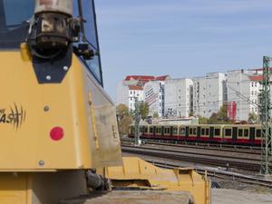 Erster symbolischer Spatenstich für den Wiederaufbau der A100-Brücke über die Berliner Ringbahn am Autobahnkreuz Funkturm. 