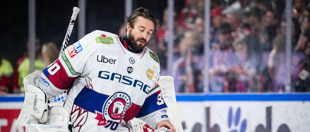 Torhüter Jake Hildebrand kassierte mit den Eisbären Berlin eine Heimniederlage gegen Bremerhaven. (Archivbild)