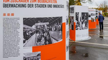 In Frankfurt (Oder) widmet sich eine Ausstellung der Stasi-Überwachung in den Fußballstadien. (Symbolbild)