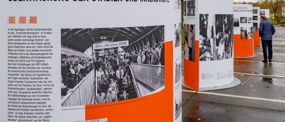 In Frankfurt (Oder) widmet sich eine Ausstellung der Stasi-Überwachung in den Fußballstadien. (Symbolbild)