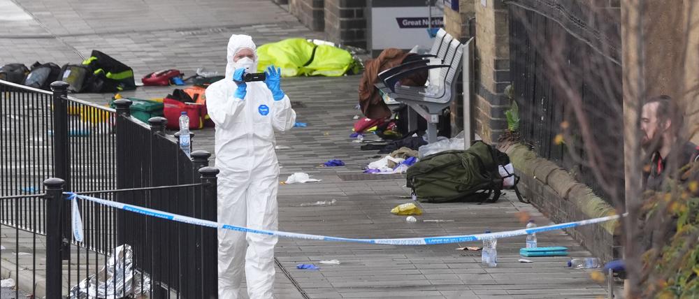 Am Bahnhof der Stadt Huntingdon dauern die Ermittlungen an.