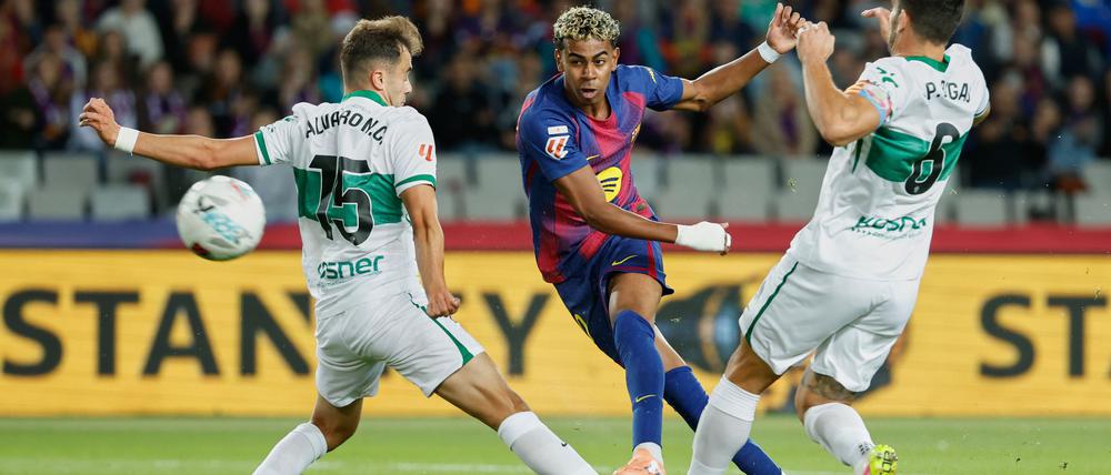 Barcelonas Lamine Yamal (M) erzielte den ersten Treffer der Partie.