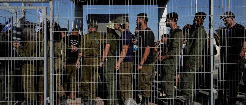 Israelische Soldaten am Tor des Militärstützpunkts Sde Teiman.