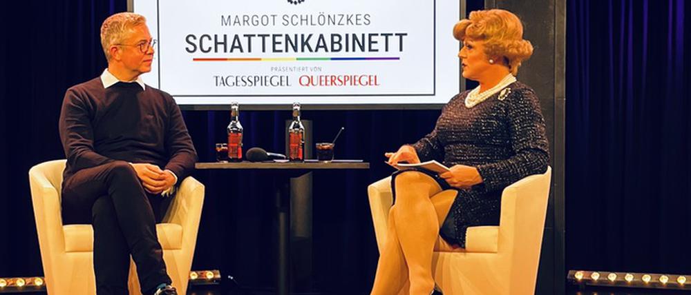 Berlins Finanzsenator Stefan Evers (CDU) im Gespräch mit Margot Schlönzke