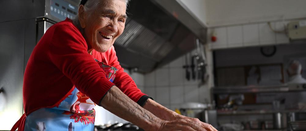 Angela Matarrese macht Pasta auf traditionelle Art – ganz ohne elektrische Küchengeräte.