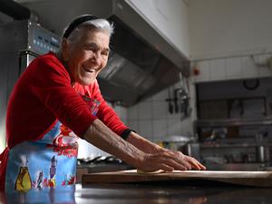 Angela Matarrese macht Pasta auf traditionelle Art – ganz ohne elektrische Küchengeräte.