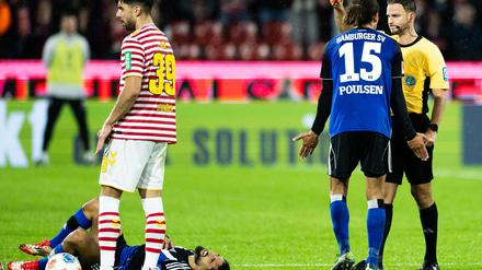 Schiedsrichter Daniel Schlager verweist Immanuel Pherai des Feldes.