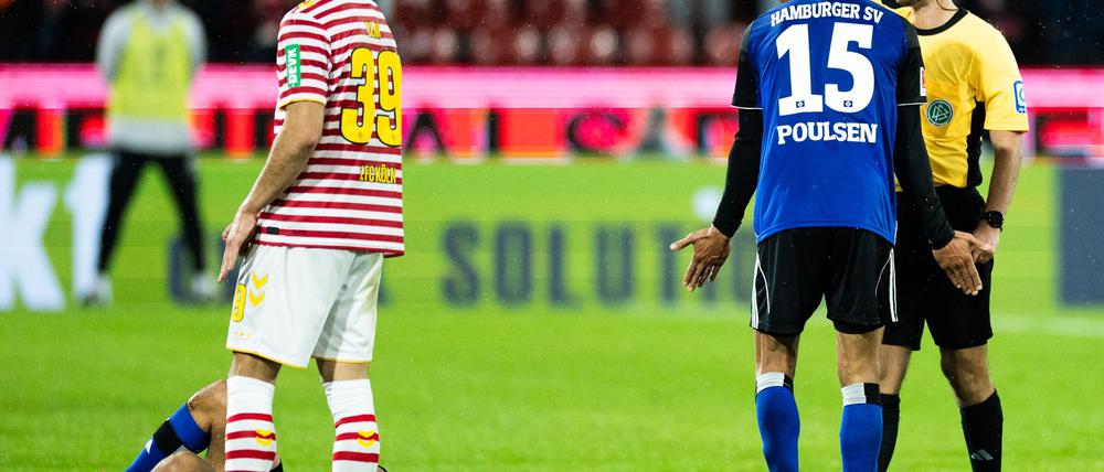 Schiedsrichter Daniel Schlager verweist Immanuel Pherai des Feldes.