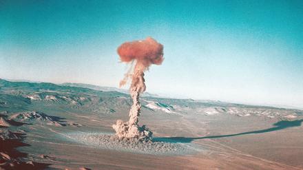 Ein unterirdischer Atomtest wird am 23. März 1955 auf dem Nevada-Testgelände in der Nähe von Yucca Flats, Nevada, gezeigt. 