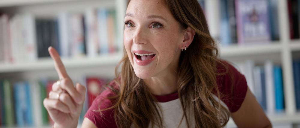 Das Kind von Carolin Kebekus hat an seinem ersten Geburtstag auf eine Kerze gehauen. 