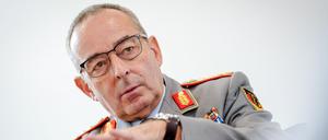 Carsten Breuer, Generalinspekteur der Bundeswehr, spricht in einem Interview mit Journalisten der Deutschen Presse-Agentur (Archivbild).