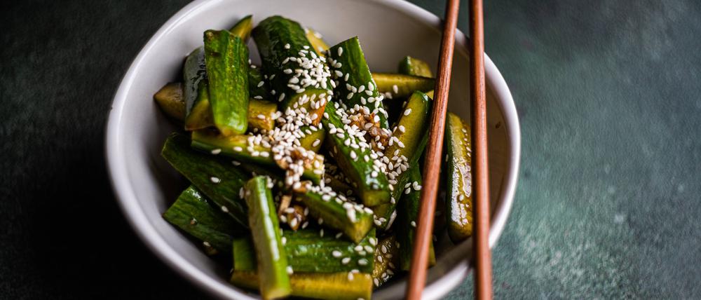 Asian spicy cucumber salad with soy sauce and sesame seeds AnnaBogush_ID13198_402727_003 Copyright: xAnnaxBogushx