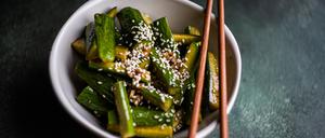 Asian spicy cucumber salad with soy sauce and sesame seeds AnnaBogush_ID13198_402727_003 Copyright: xAnnaxBogushx