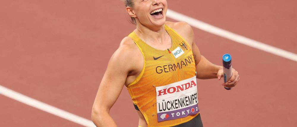 Gina Lückenkemper hat auch privat Grund zum Strahlen: Die Sprinterin und ihr langjähriger Partner haben sich verlobt.