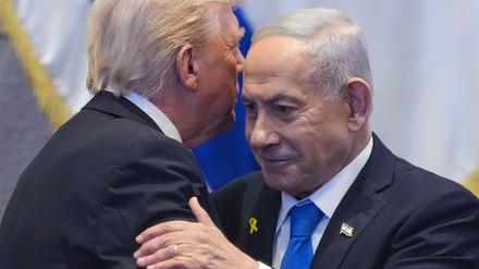 US-Präsident Donald Trump  spricht mit Israels Ministerpräsident Benjamin Netanjahu in der Knesset (Symbolbild).