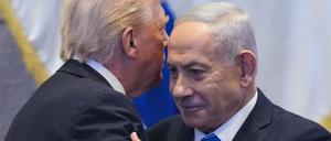 US-Präsident Donald Trump spricht mit Israels Ministerpräsident Benjamin Netanjahu in der Knesset (Symbolbild).