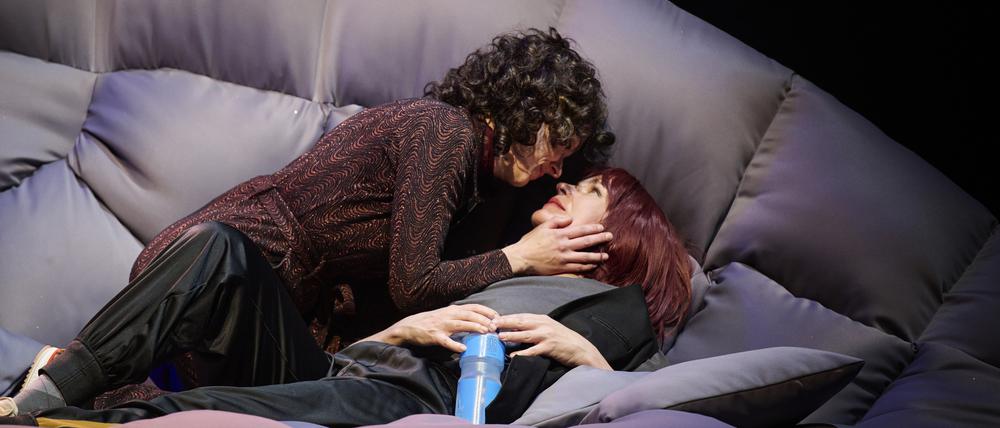 Ann (Franziska Melzer) und Sara (Katja Zinsmeister) versuchen sich mit ihrer Beziehung jenseits konventioneller Definitionen einzurichten.