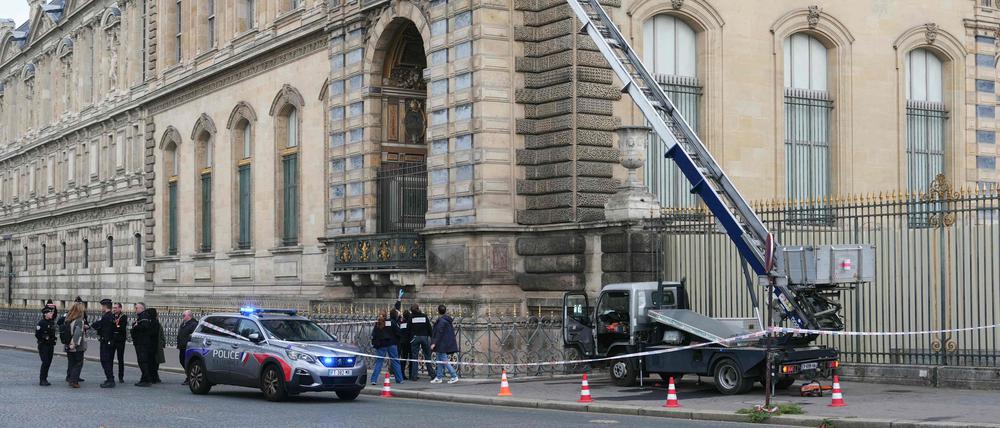 Französische Polizeibeamte stehen neben einem Möbelaufzug, mit dem Einbrecher am 19. Oktober 2025 in das Louvre-Museum am Quai François Mitterrand in Paris gelangten (Archivbild).