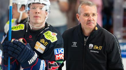 Jonas Müller (l.) und Trainer Serge Aubin von den Eisbären Berlin wollen nach der Länderspielpause wieder die Tabellenspitze ins Visier nehmen. (Archivbild)