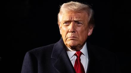 Präsident Donald Trump spricht am 24. Oktober 2025 auf dem Südrasen des Weißen Hauses mit Reportern.