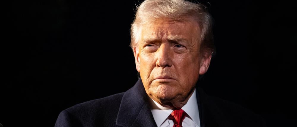 Präsident Donald Trump spricht am 24. Oktober 2025 auf dem Südrasen des Weißen Hauses mit Reportern.